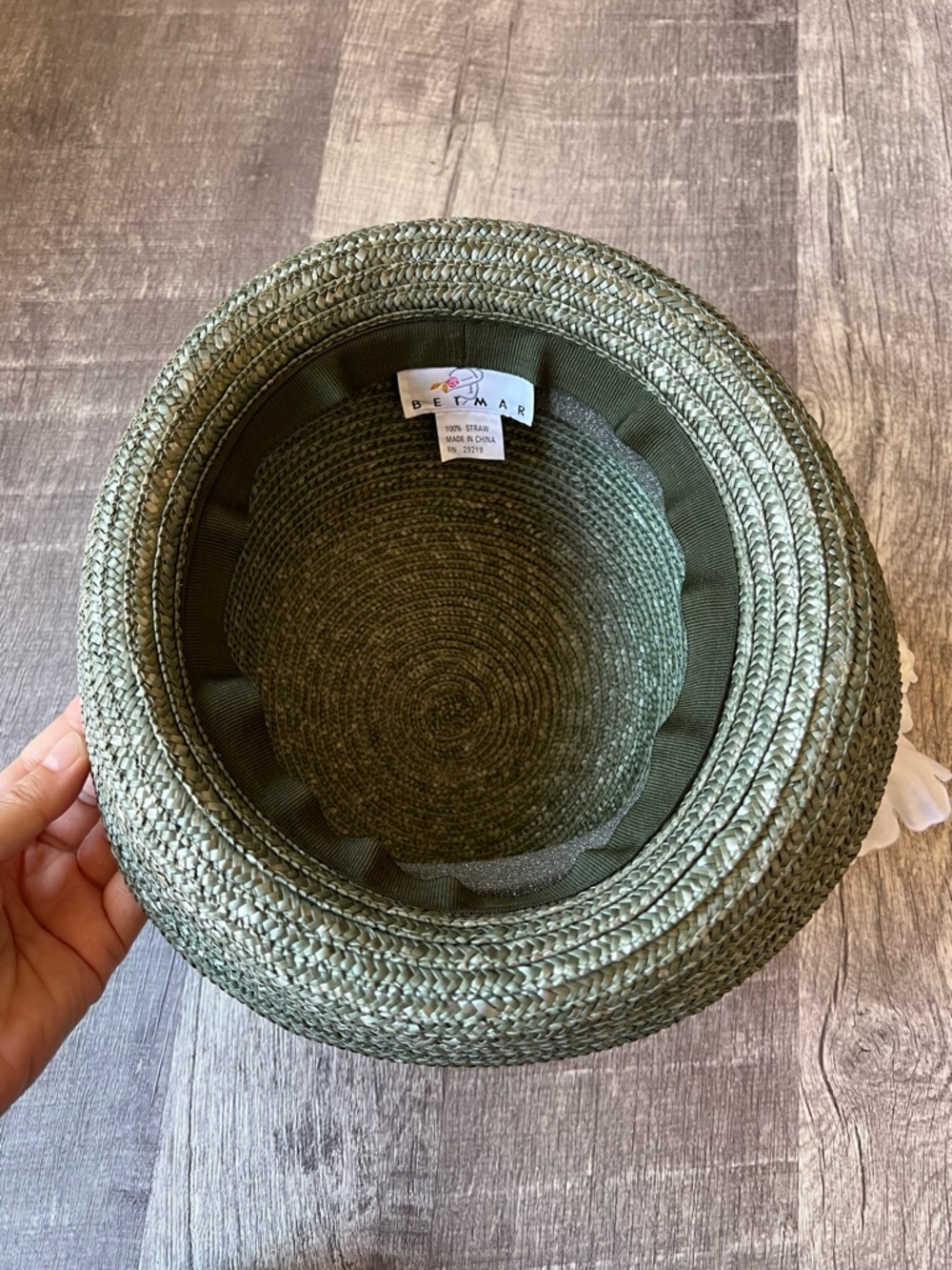 betmar sage green braided straw cloche with white floral tag - Picture 4 of 12